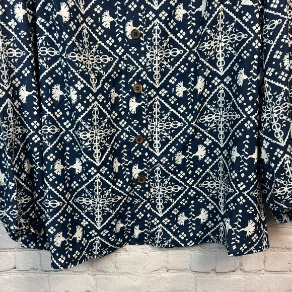 BloomChic Blue & White Print V Neck Button Front Lantern Sleeve Top Plus… - Picture 6 of 7